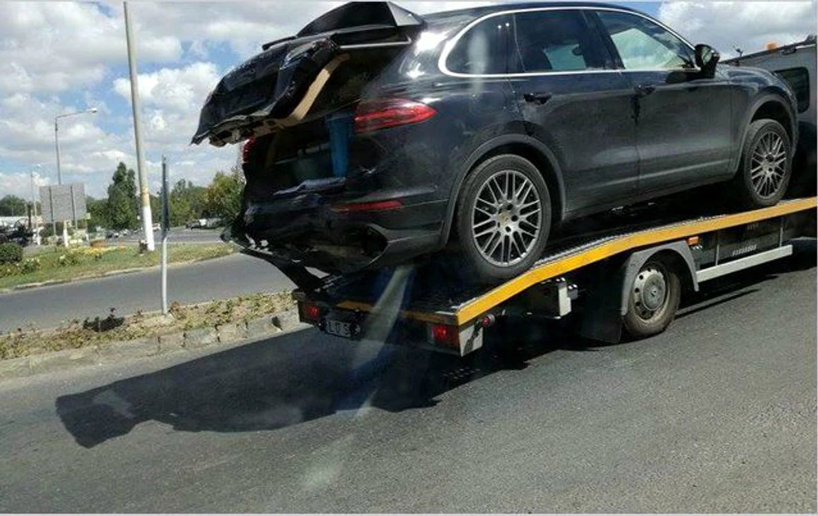 Cele doua maşini implicate în accident au fost avariate