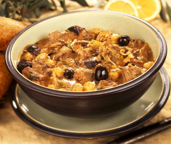 tocanita din carne de porc cu masline jpeg