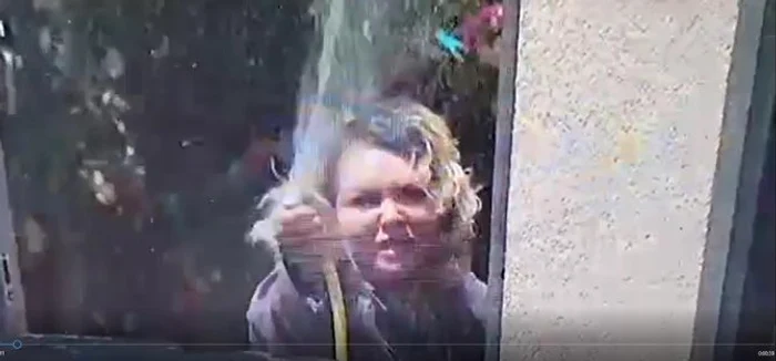 Viorica de la Clejani i-a stropit pe reporterii care relatau cele întâmplate și se aflau în fața casei sale