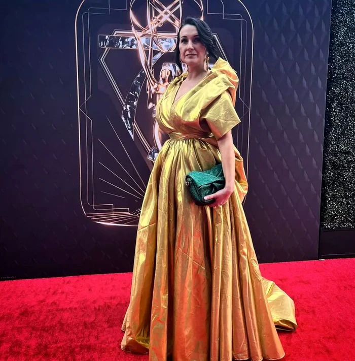 Bianca Boeroiu, îmbrăcată într-o rochie galbenă, la gala premiilor Emmy Creative Arts. 2024