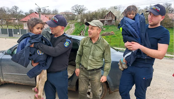 Fetițele dispărute au fost găsite de un pădurar FOTO: Poliția Tomână