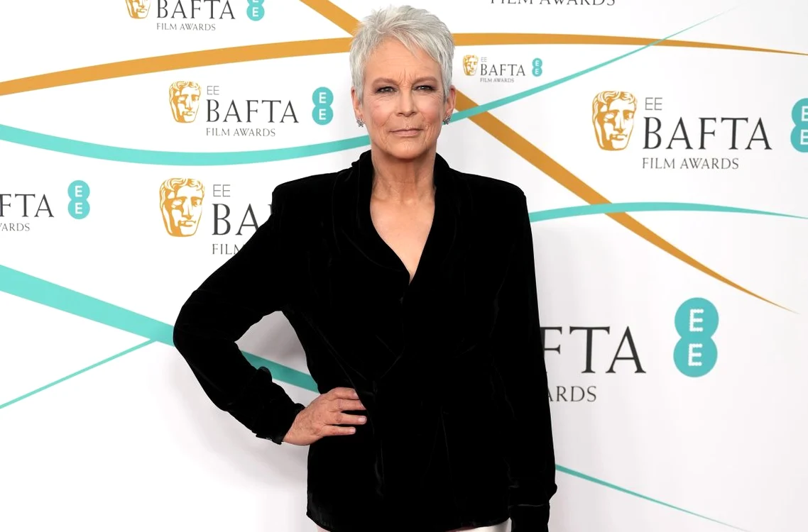 Jamie Lee Curtis a optat pentru un sacou negru și fustă crem din satin (foto: GettyImages)