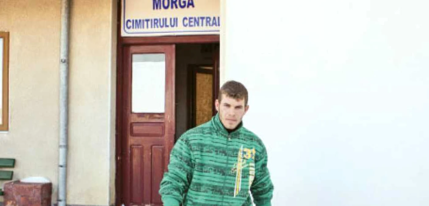 George Popescu a fost ieri la morgă să-şi ia micuţul