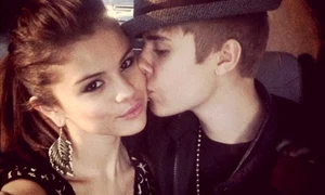 Selena Gomez e disperată să se împace cu Justin Bieber jpeg