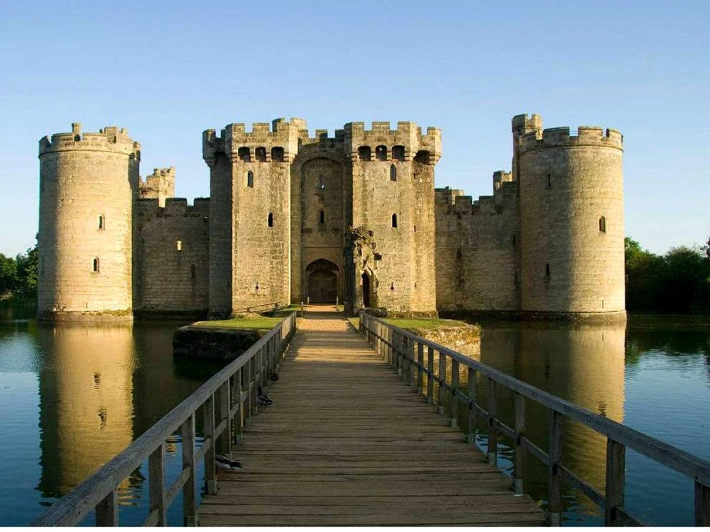 Castelul Bodiam- A fost construit în anul 1385, în partea de est a Sussexului. Frumoasa clădire medievală este încojurată de unul dintre cele mai mari sanţuri de apărare.