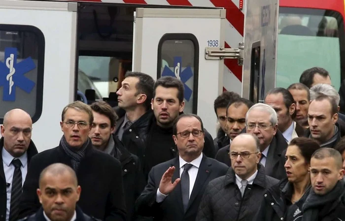 Preşedintele francez Francois Hollande s-a deplasat la sediul publicaţiei charlie hebdo imediat după atacul terorist în care au fost ucişi opt jurnalişti ai revistei satirice FOTO AP