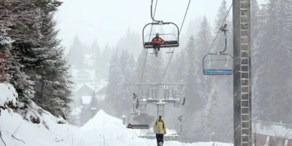 Turiştii au rămas blocaţi deasupra pârtiei Clăbucet din Predeal