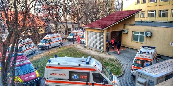 Coadă de ambulanţe la UPU Bistrita Foto FB Victor Victor