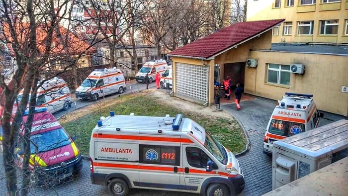 Ambulanţele stau la coadă la UPU                                          FOTO: FB Victor victor