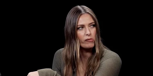 Maria Sharapova, greu încercată la provocarea emisiunii Hot Ones. Foto First We Feast jpeg