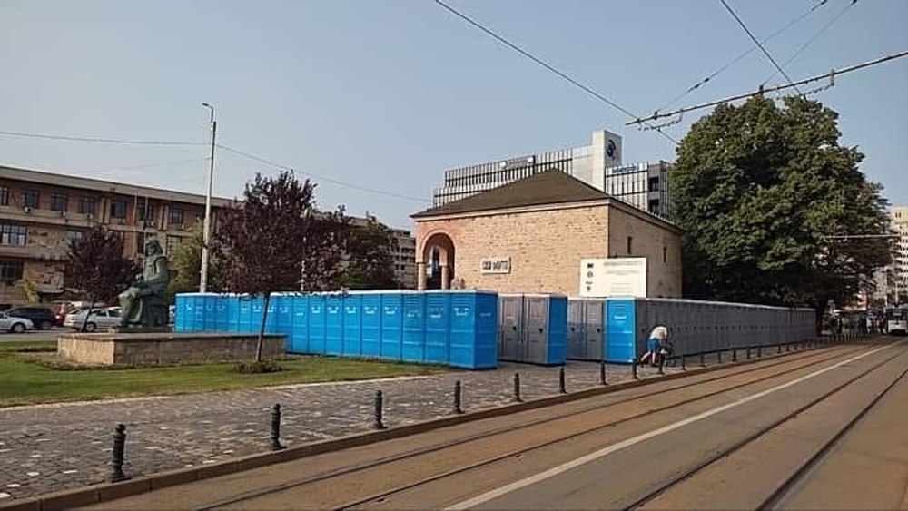 Muzeu din centrul orașului, înconjurat de wc-uri publice. Imaginile i-au înfuriat pe ieșeni
