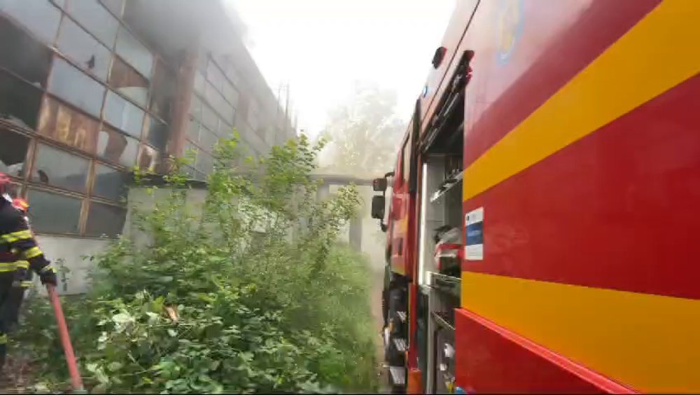 O hală în care se află reziduuri petroliere a luat foc la Ploiești. A fost emis mesaj Ro-Alert FOTO VIDEO