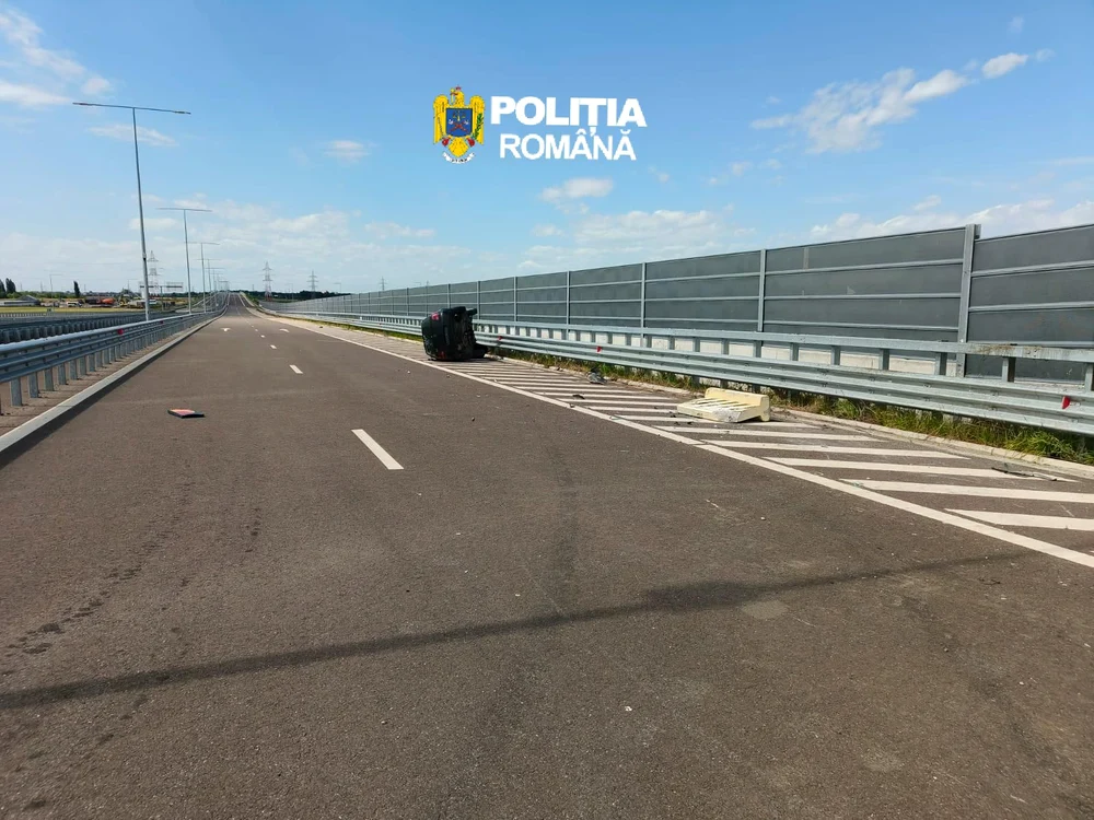 Masina rasturnata dupa un accident pe autostrada
