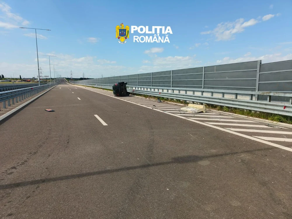 Tânăr urmărit național, prins după o cursă nebună pe A2, după ce s-a răsturnat cu mașina și a fugit sărind parapetul. Ce avea în mașină