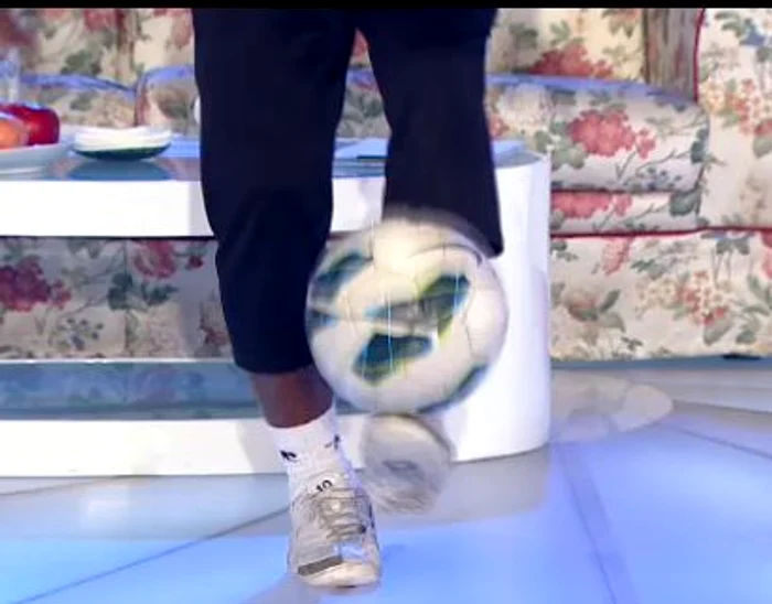 Traore a înregistrat un record mondial, jonglând cu mingea pe picior de 63 de ori în 60 de secunde (captură: Pro TV)