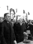 Gheorghe Gheorghiu-Dej rostindu-şi cuvântarea la mitingul din Piaţa Victoriei, organizat cu prilejul sărbătoririi zilei internaţionale a femeii, la 8 martie 1950 (© „Fototeca online a comunismului românesc”, cota: 32(19)/1950)