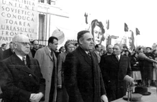 Gheorghe Gheorghiu-Dej rostindu-şi cuvântarea la mitingul din Piaţa Victoriei, organizat cu prilejul sărbătoririi zilei internaţionale a femeii, la 8 martie 1950 (© „Fototeca online a comunismului românesc”, cota: 32(19)/1950)