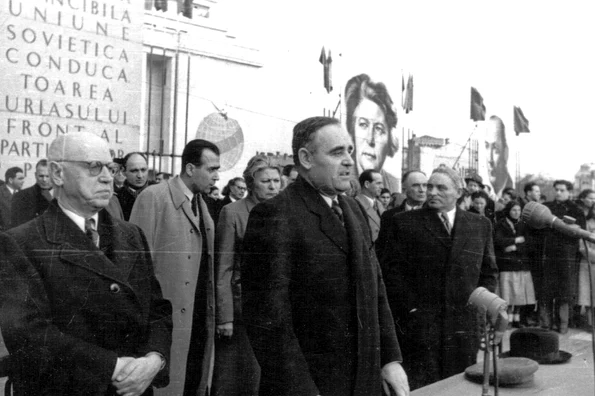 Gheorghe Gheorghiu-Dej rostindu-şi cuvântarea la mitingul din Piaţa Victoriei, organizat cu prilejul sărbătoririi zilei internaţionale a femeii, la 8 martie 1950 (© „Fototeca online a comunismului românesc”, cota: 32(19)/1950)