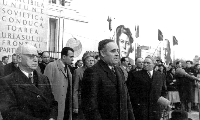 Gheorghe Gheorghiu-Dej rostindu-şi cuvântarea la mitingul din Piaţa Victoriei, organizat cu prilejul sărbătoririi zilei internaţionale a femeii, la 8 martie 1950 (© „Fototeca online a comunismului românesc”, cota: 32(19)/1950)