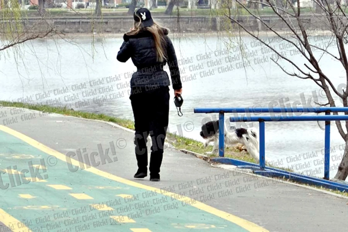 Paula adoră să  petreacă timpul liber  cu căţeluşul ei, Sami (FOTOGRAFII: MIHAI IONESCU)