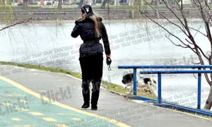 Paula adoră să  petreacă timpul liber  cu căţeluşul ei, Sami (FOTOGRAFII: MIHAI IONESCU) jpeg