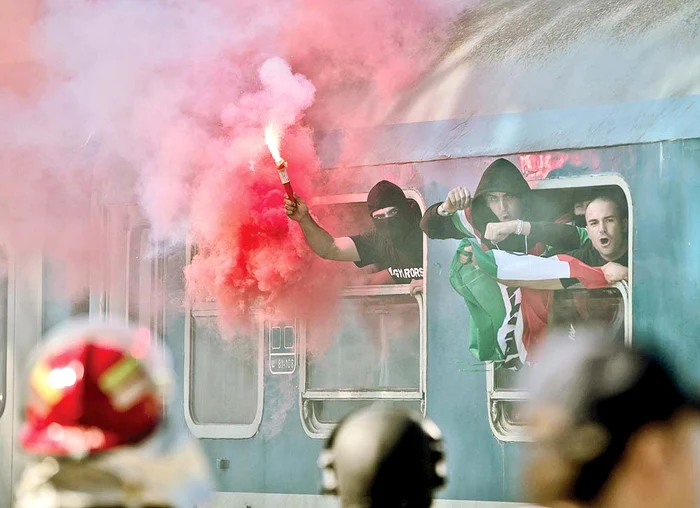 
    La intrarea în  gară, fanii au  aprins fumigeneFoto: AP  