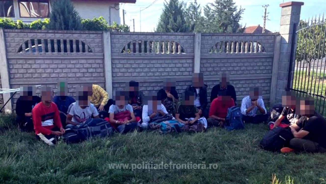 La cercetări s-a stabilit că cele 24 de persoane descoperite în locaţiile respective sunt cetăţeni indieni, cu vârste cuprinse între 18 şi 40 de ani. Foto: Poliţia de Frontieră