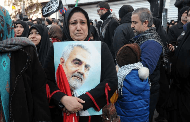 Doamna din imagine plânge după Ghasem Soleimani, deşi acesta n-a mişcat un deget pentru a îmbunătăţi viaţa iranianului de rând