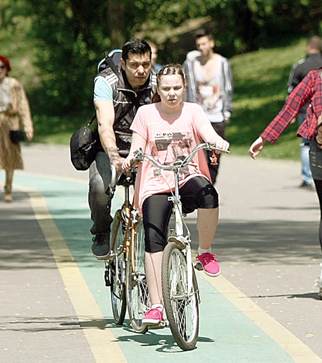 Mersul pe bicicletă în parc  e o misiune imposibilă de sărbătoarea micilor