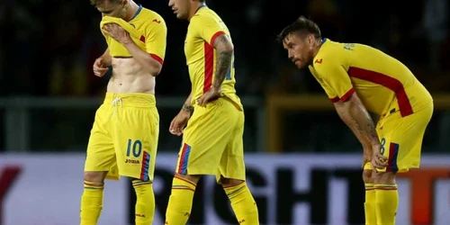 Alexandru Maxim (S) Nicolae Stanciu (C) şi Mihai Pintilii sunt obosiţi după partida pierdută contra Ucrainei pe stadionul Grande Torino  din Torino Italia FOTO AFP