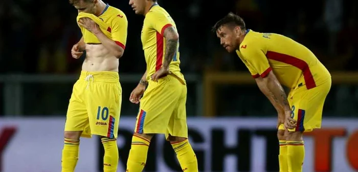 Alexandru Maxim (S) Nicolae Stanciu (C) şi Mihai Pintilii sunt obosiţi după partida pierdută contra Ucrainei pe stadionul Grande Torino  din Torino Italia FOTO AFP