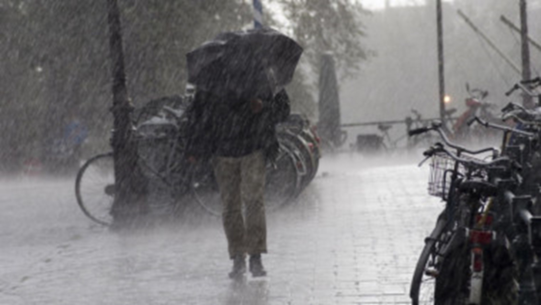 Vremea se schimbă. Meteorologii anunță ploi, furtuni, descărcări electrice și chiar grindină Vremea se schimbă. Meteorologii anunță ploi, furtuni, descărcări electrice și chiar grindină