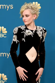 Julia Garner jpg