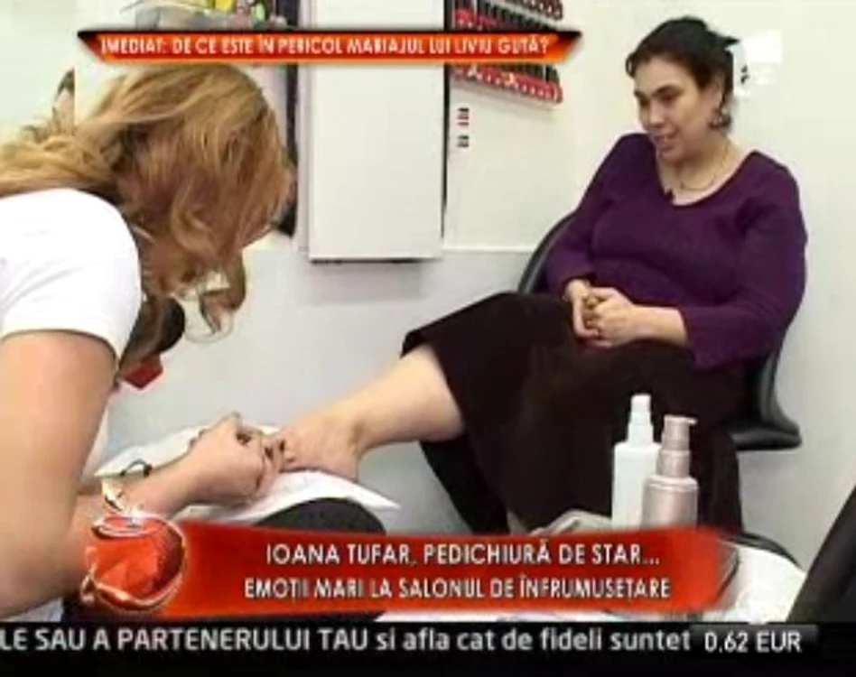 Ioana Tufar isi face pedichiura
