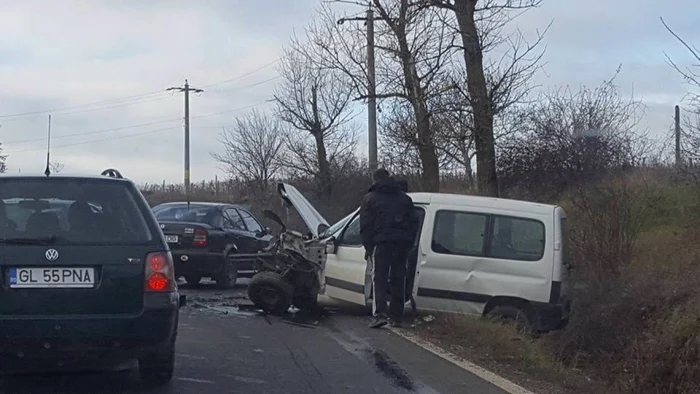 Maşinile au fost avariate serios în urma accidentului Foto: GSDG