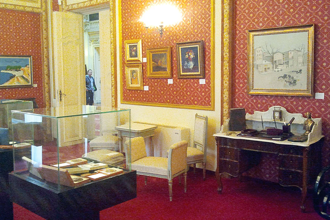 
    Cele mai scumpe bunuri scoase la licitaţie sunt stiloul de aur de 6.500 € şi un document ce conţine trei semnături olografe ale lui Napoleon Bonaparte (7.000 €)Foto: Dan L. Brumar   