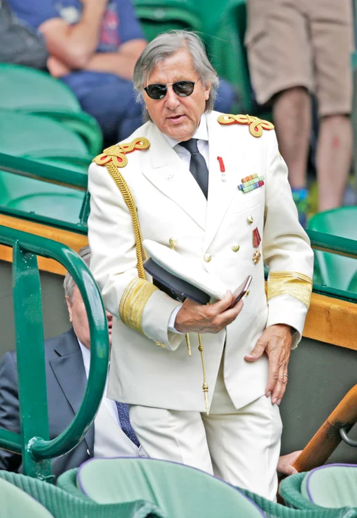 În timp ce soţia se ocupă de lucrări, Ilie se distrează la turneul de la Wimbledon