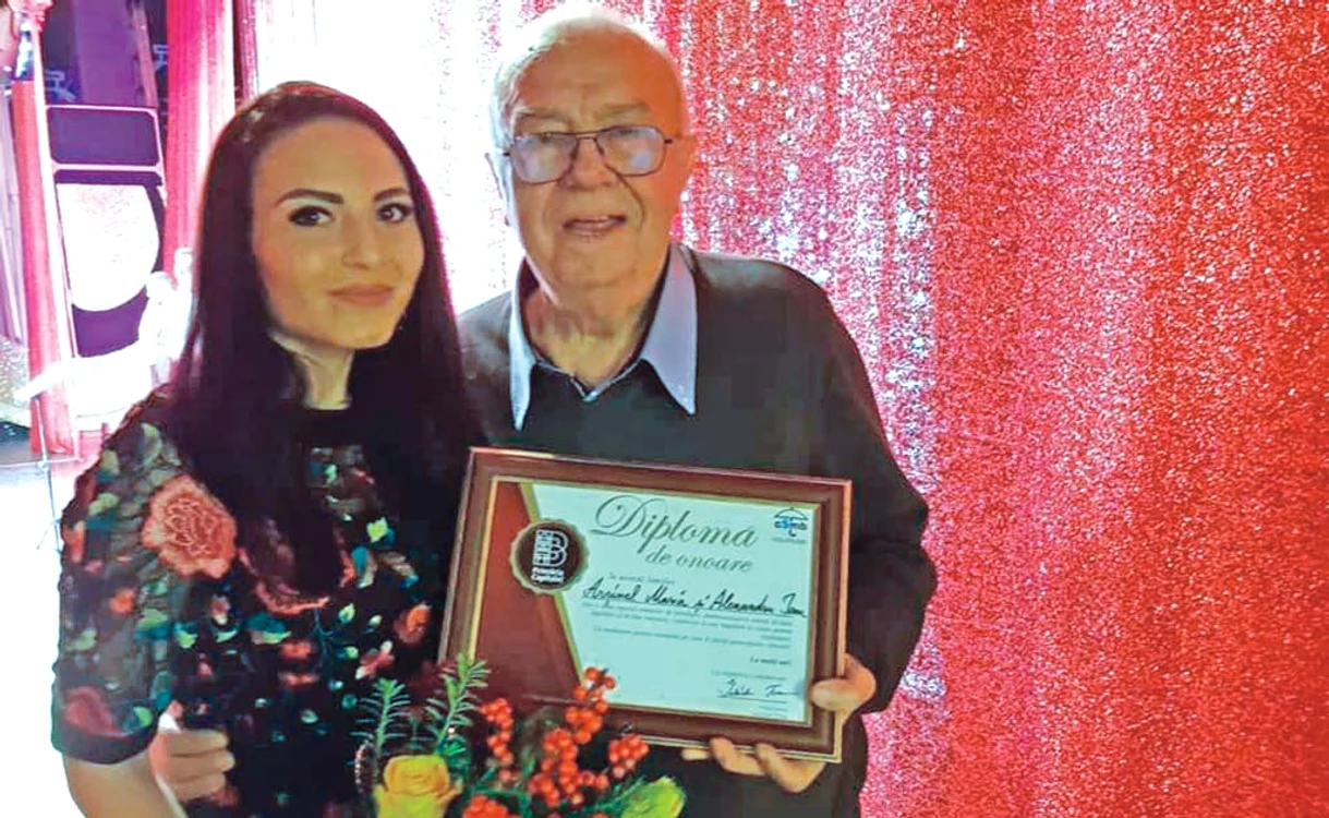 
    Arşinel a primit diploma de onoare semnată de primarul general Gabriela Firea de la Alexandra Dobre, şefa Centrului pentru Seniori al Municipiului Bucureşti  