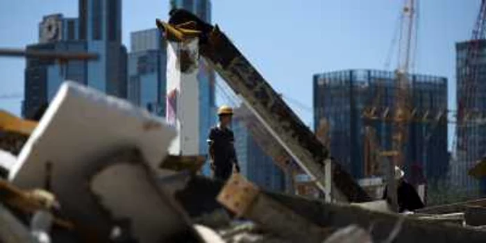 Şantier (global) în Beijing. Pe 29 iunie, a fost semnat actul fondator al Băncii Asiatice de Investiţii în Infrastructură (AIIB) - China deţine cel mai mare număr de voturi, dar nu are drept de veto. AIIB va oferi Chinei o voce în sistemul financiar global, dominat de decenii de către SUA şi Europa.