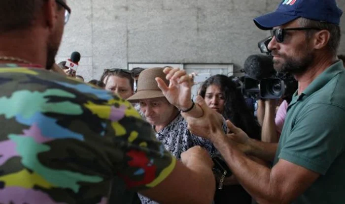 Copiii femeii i-au dat la o parte pe ziariștii și cameramanii aflați la sediul central DIICOT, pentru a putea intra în clădire