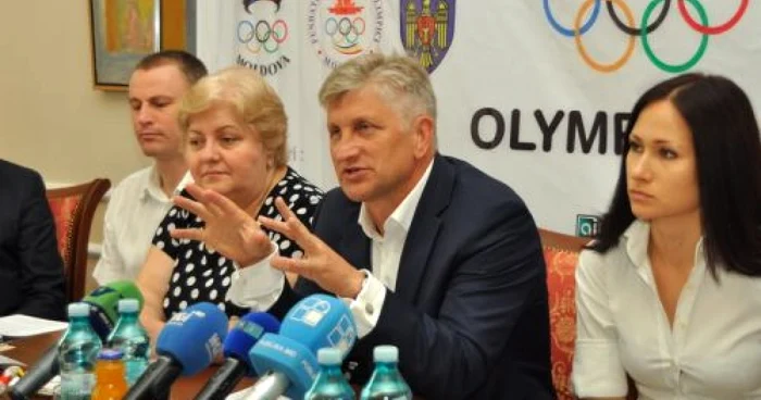 Nicolae Juravschi (centru) preşedintele Comitetului Naţional Olimpic