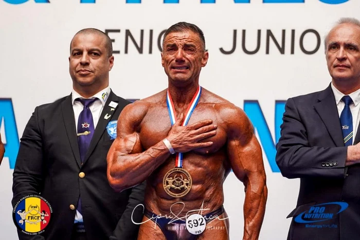 Doru Pescaru, fotografie emoţionantă după ce a luat aurul la categoria Men`s Classic Bodybuilding. FOTO: Gabriel Toncean / Facebook