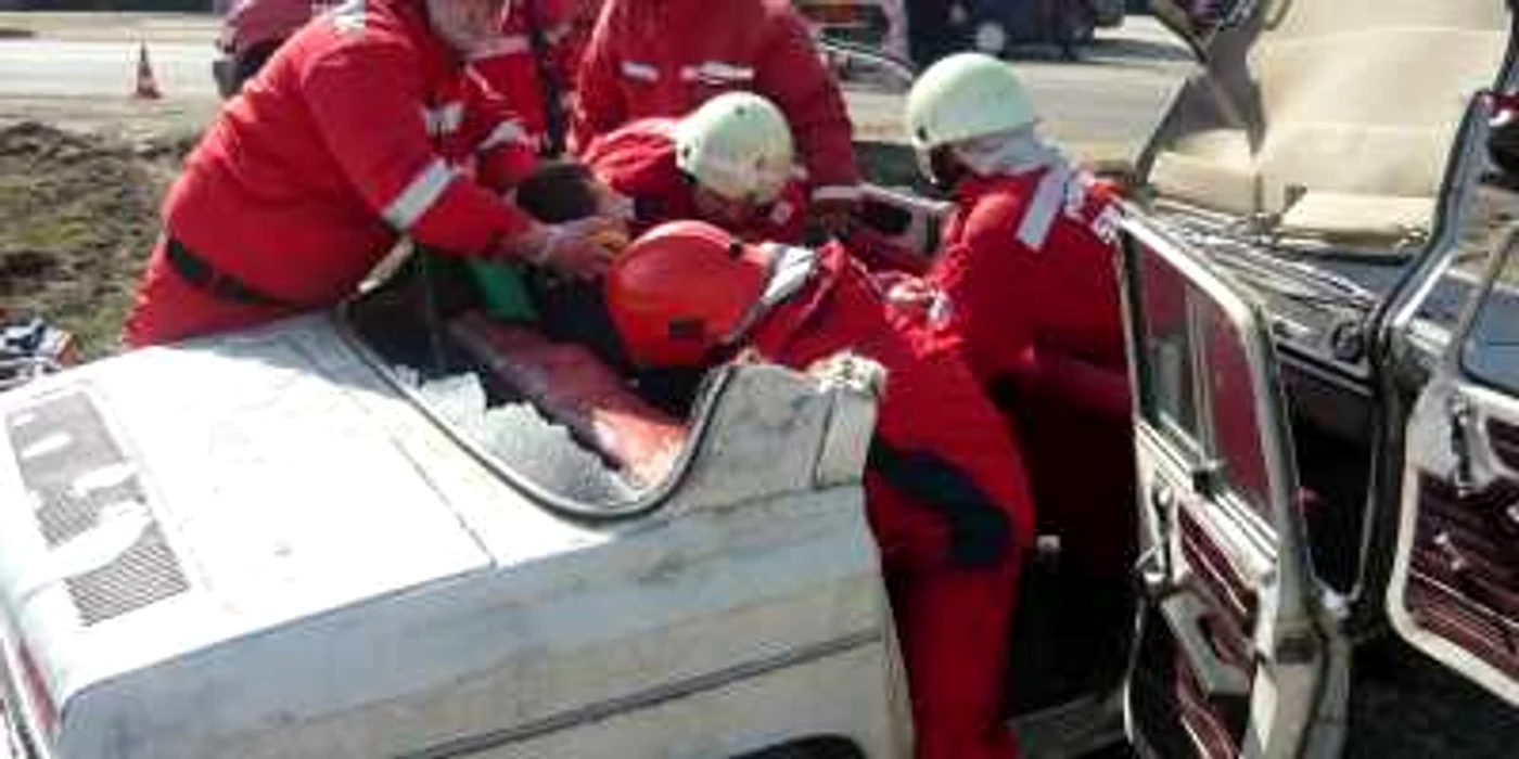 Echipajul Smurd se chinuie să salveze victimele dintre fiarele contorsionate. Foto arhivă.