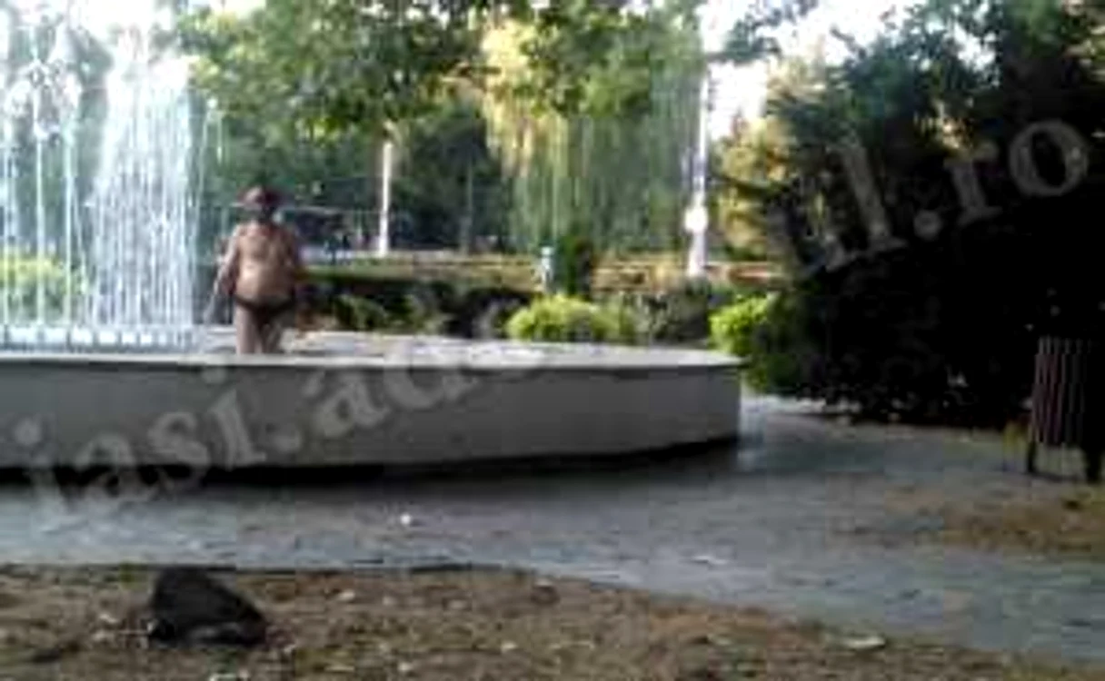 Bărbatul s-a spălat într-o fântână arteziană din centrul Iaşiului