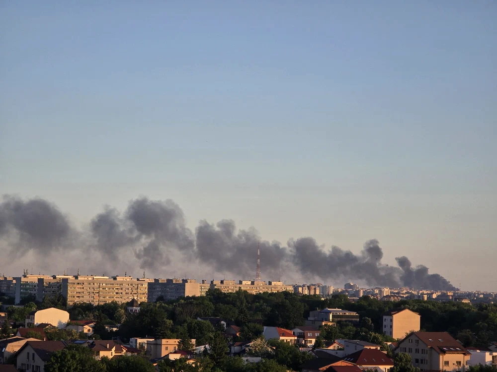 Incendiul se manifestă cu degajări mari de fum Foto: Octav Ganea