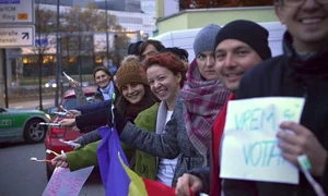 Câţiva români s au strâns de sâmbătă seară la coadă la vot jpeg