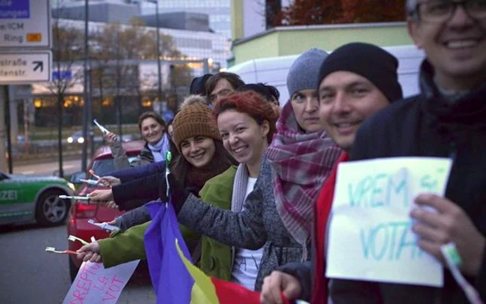 Câţiva români s-au strâns de sâmbătă seară la coadă la vot