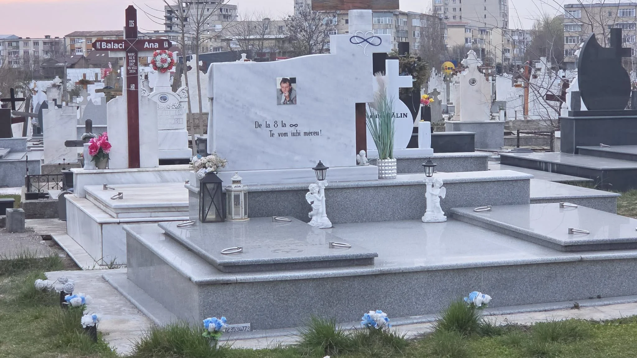 Monumentul fotbalistului Ilie Balaci a fost profanat. Polițiștii fac cercetări pentru a descoperi autorii faptei