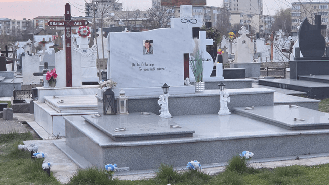 Monumentul fotbalistului Ilie Balaci a fost profanat. Polițiștii fac cercetări pentru a descoperi autorii faptei