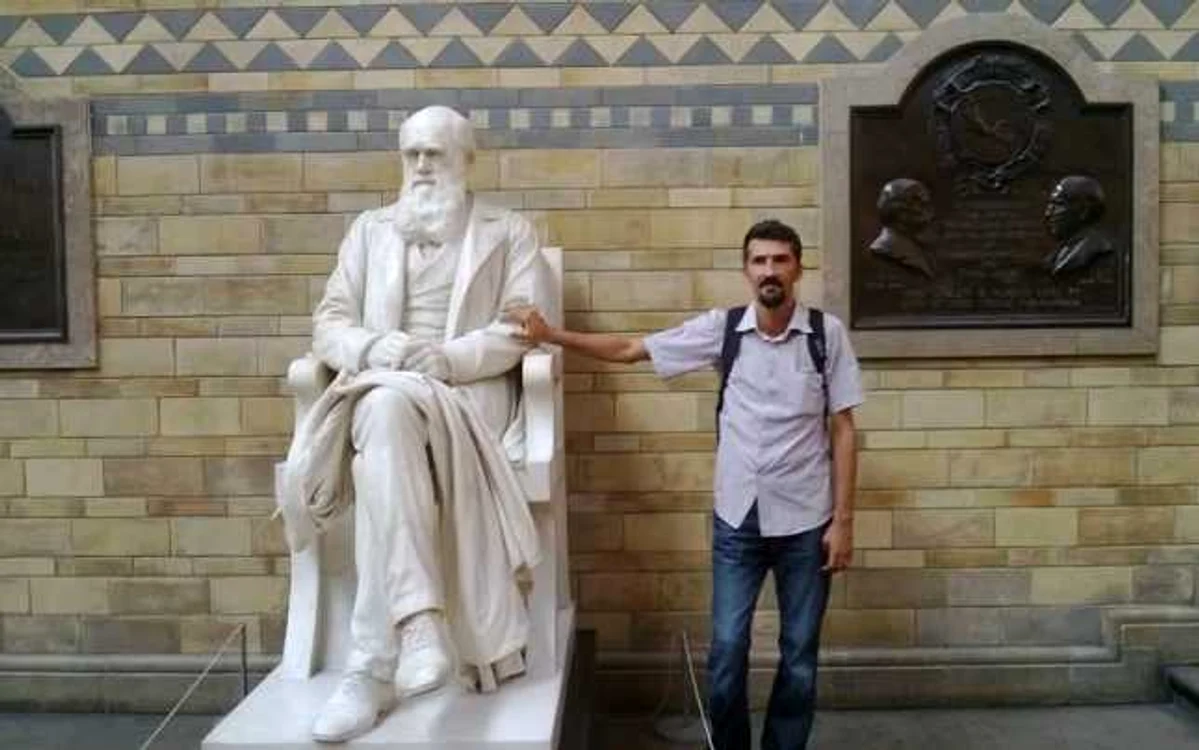 Marius Rotar, alături de statuia lui Charles Darwin FOTO: Facebook